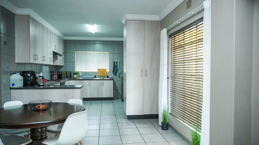 6 Bedroom Property for Sale in Flamwood North West